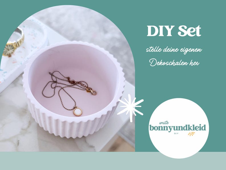 Puede incluir: Un cuenco circular de color rosa claro con bordes acanalados que contiene un collar fino de tono dorado con un colgante circular. El texto "DIY Set" y "stelle deine eigenen Dekoschalen her" es visible, junto al logo "write bonnyundkleid DIY".