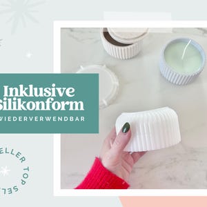 Puede incluir: Un molde de silicona blanco con textura exterior acanalada, junto a un recipiente blanco terminado con tapa y una vela verde claro en un recipiente acanalado a juego. El texto Inklusive Silikonform WIEDERVERWENDBAR aparece en un recuadro verde.