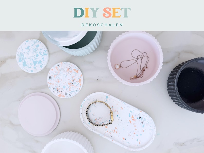 Puede incluir: Un kit DIY SET DEKOSCHALEN que incluye varias bandejas y recipientes circulares y ovalados en rosa pastel, blanco y negro. Algunos art&iacute;culos tienen un patr&oacute;n de terrazo moteado, mientras que otros son de colores s&oacute;lidos con bordes estriados o lisos.