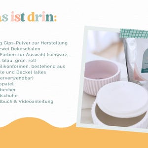 Puede incluir: Un kit de manualidades para crear dos cuencos decorativos, que incluye una bolsa de 500g de polvo de yeso, un molde de silicona con tapa, una esp&aacute;tula de madera, un vaso mezclador, guantes e instrucciones. Se muestra el texto 'das ist drin:' con una lista.