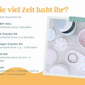 Peut inclure: Un graphique informatif intitul&eacute; "Wie viel Zeit habt ihr?" listant les temps requis pour divers kits de bricolage, incluant des bougies, dessous de verre terrazzo, dessous de verre arc-en-ciel, bracelets et r&eacute;sine, avec une photo d'objets finis.