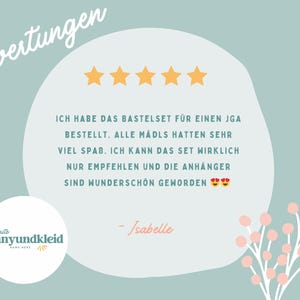 May include: A customer review graphic on a sage green background featuring five yellow stars and the German text: "Bewertungen", "ICH HABE DAS BASTELSET F&Uuml;R EINEN JGA BESTELLT. ALLE M&Auml;DLS HATTEN SEHR VIEL SPAB. ICH KANN DAS SET WIRKLICH NUR EMPFEHLEN UND DIE ANH&Auml;NGER SIND WUNDERSCH&Ouml;N GEWORDEN", "- Isabelle", and a logo for "write bonnyundkleid".