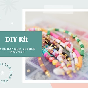 Könnte beinhalten: Ein DIY-Kit zur Herstellung von Armbändern. Das Bild zeigt bunte Perlenarmbänder in verschiedenen Stilen, darunter auch Perlen in Form von Früchten. Der Text auf dem Bild lautet "DIY Kit" und "Armbänder selber machen".