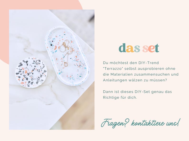 May include: A white oval tray and a round coaster with terrazzo-style patterns in blue, orange, and black. The text "das set" is displayed in teal, and the text "Fragen? kontaktiere uns!" is in green.