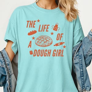 Livet som en surdegsdegsflicka bagare, söt brödbakande t-shirt, presenter till henne kvinnor, julfödelsedag mors dag
