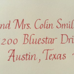 Sobre de boda escrito a mano con caligrafía itálica informal