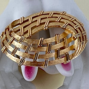 Brushed Gold Tone Crown Trifari Brooch Pin Basket Weave 2 Inch Circle