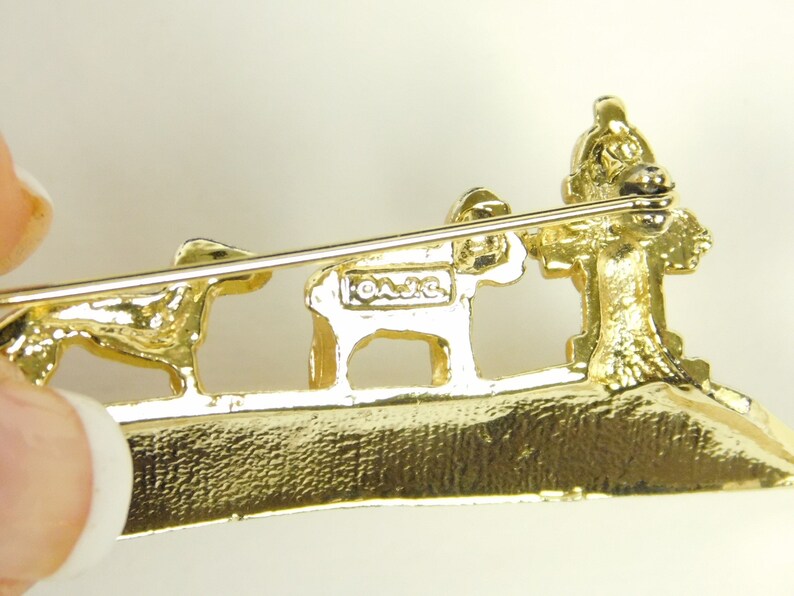 CAJC Whimsical Funny Dogs Waiting in Line for Fire Hydrant Brooch Pin Brushed Gold 1980s