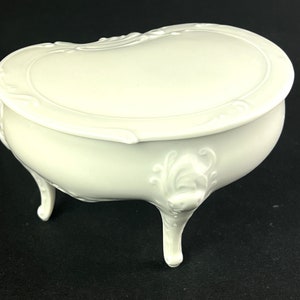 Vintage Limoges Porcellana Solida Bianco lucido Coperchio Gambe Rene A forma di Gingillo Piatto Portagioie
