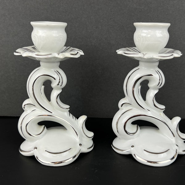 Conjunto de porcelana de Dresde de 2 palos de vela de cresta de plata de 2 Bavaria White con más de 4 pulgadas de altura Día de las Madres de Pascua