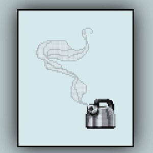 Puede incluir: Una tetera plateada con asa y pico negros está humeando sobre un fondo azul claro.