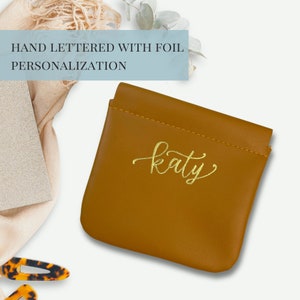 Monedero monograma con letras a mano, bolsa pequeña para bolso con nombre, cartera personalizada, monedero pequeño con monograma para regalo de viaje para ella