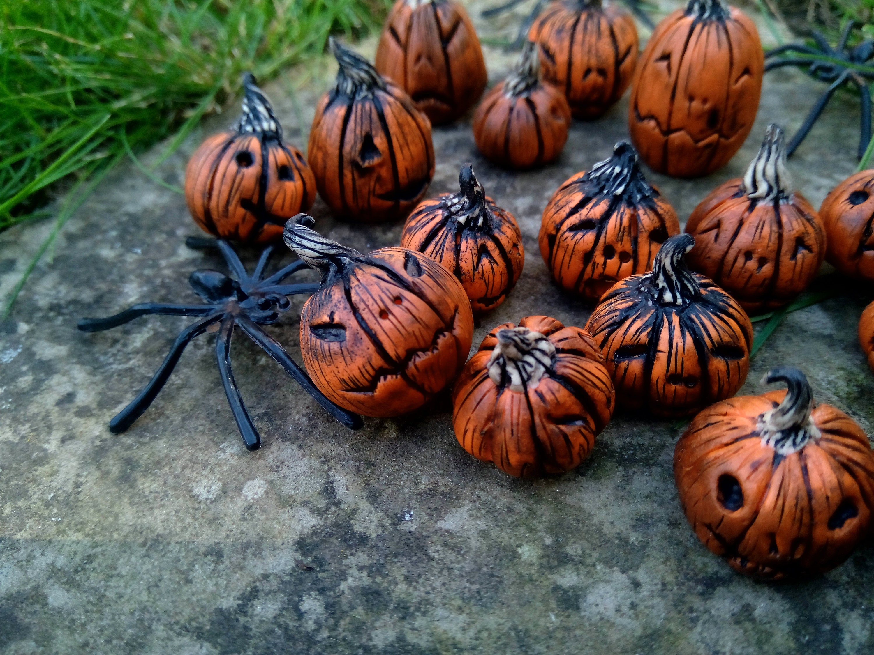 Decorazione diorama di piccole zucche di Halloween. Miniature fatte a mano, giardino delle fate, terrario, casa delle bambole - Italia