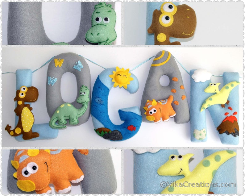 K&ouml;nnte beinhalten: Ein Filzbanner mit dem Namen "LOGAN" in grauen Buchstaben. Jeder Buchstabe ist mit einem anderen Dinosaurier und anderen Details wie einer Sonne, einer Wolke und einem Vulkan verziert.