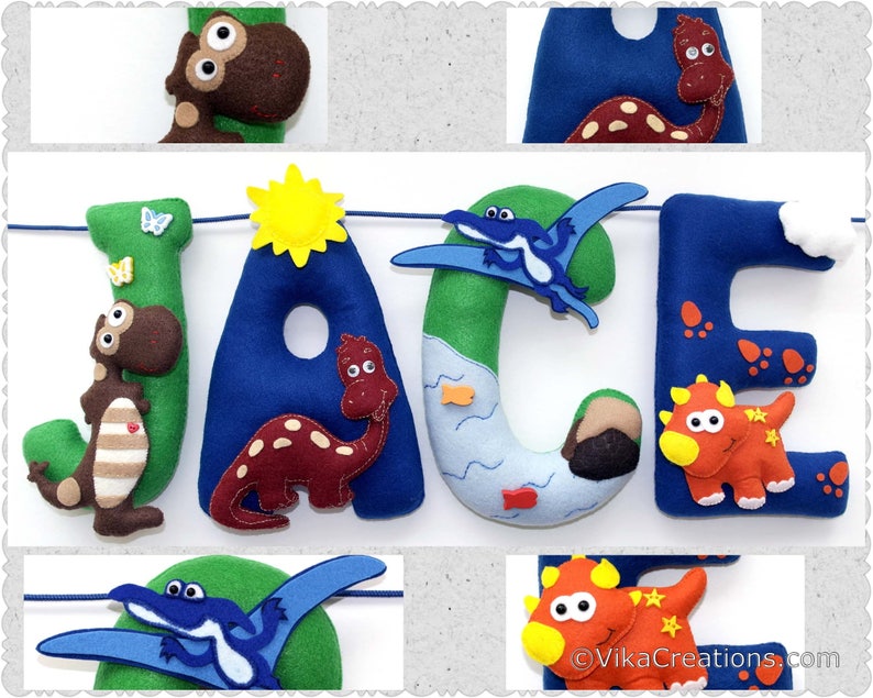 K&ouml;nnte beinhalten: Ein Filzbanner mit dem Namen "Jace" in gro&szlig;en blauen Buchstaben. Jeder Buchstabe ist mit einem anderen Dinosaurier und anderen Details wie einer Sonne, einem Berg und einem Fluss verziert. Das Banner ist perfekt f&uuml;r ein Kinderzimmer.