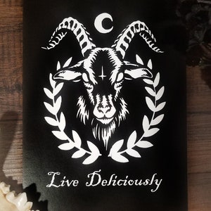 Live Deliciously Print - Black Phillip - Horreur - Horror Art - Art Occulte - Halloween - Cadeaux d’horreur - The VVitch - Sorcière - Chèvre - Goat Art
