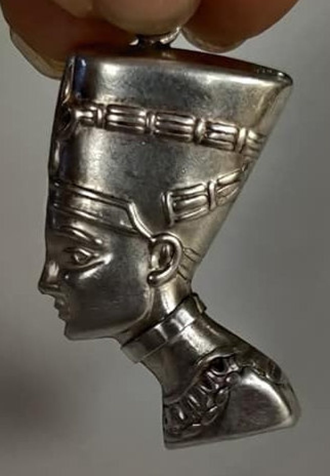 Collier Sautoir Pendentif Reine Nefertiti Égypte En Métal Argenté - Occasion