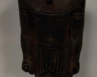 Peut inclure: Statue noire d'un pharaon égyptien avec une haute coiffe rectangulaire. La statue est posée sur un socle noir avec le texte "Made in Egypt" imprimé dessus.