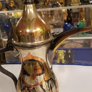 Gammal fantastisk unik kaffekanna i massiv mässing tillverkad i Egypten