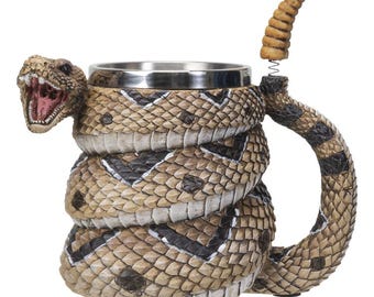 Taza de acero inoxidable hecha a mano con una serpiente de cascabel única