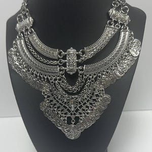 Collana in ottone in stile beduino egiziano (stile tribale) realizzata in Egitto