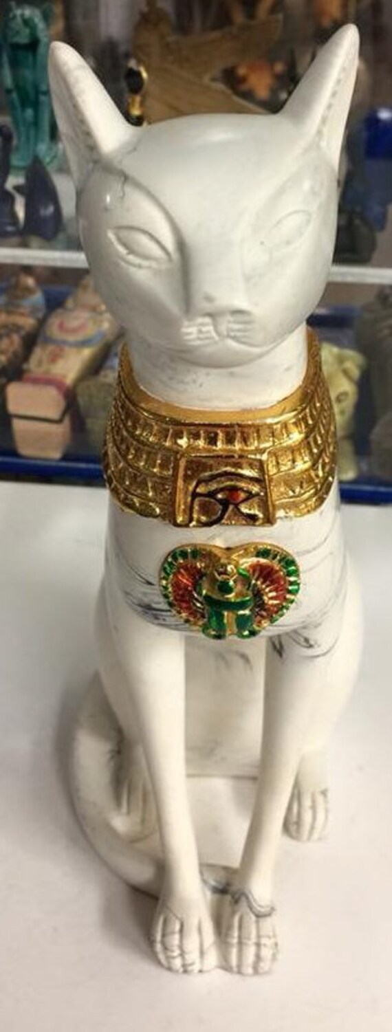 エジプト製のユニークな大きなエジプト猫の像。天然石で手彫り