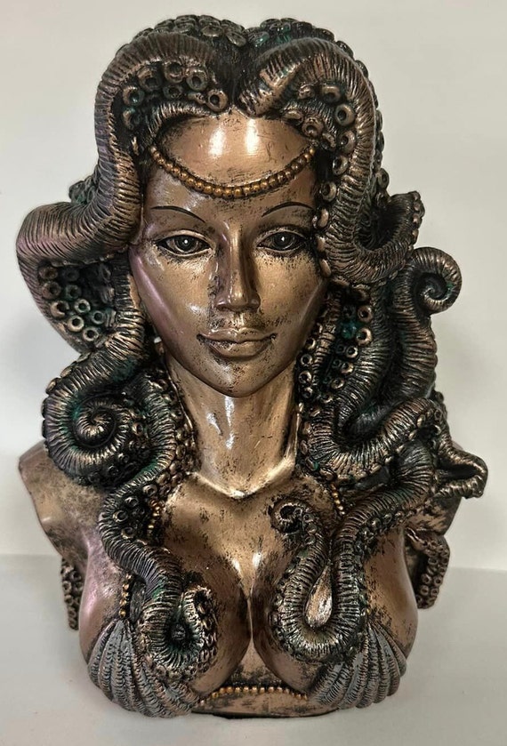 ユニークな胸像 海の魔女の女神 セカエリア クラーケン タコの触手 髪