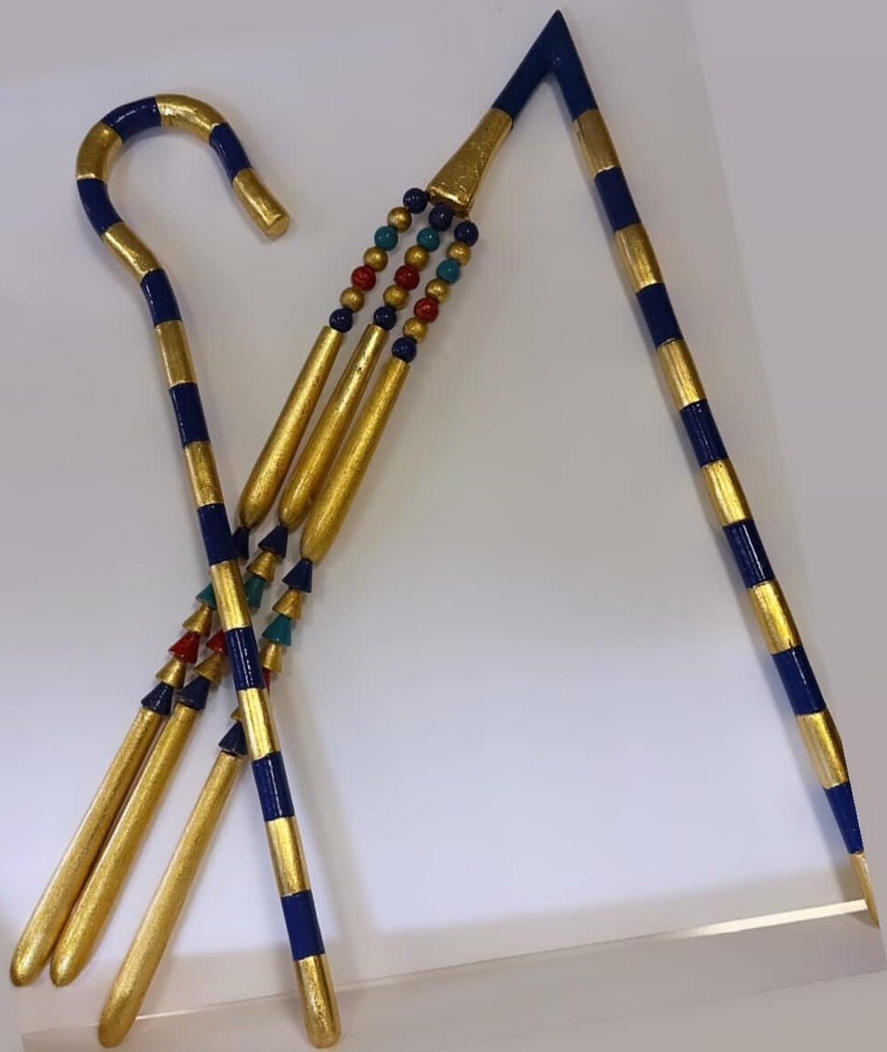 真鍮と木の金箔で作られたユニークなエジプトの杖とフレイル。長さ24