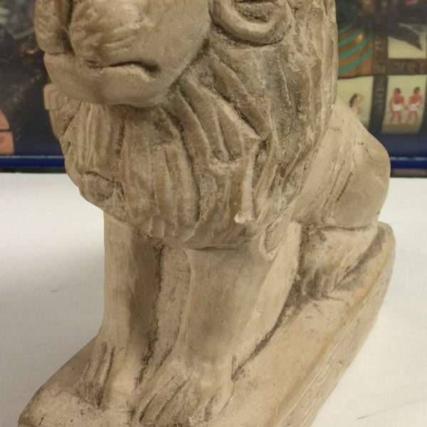 Estatua de piedra natural vintage de los antiguos leones egipcios de Egipto hecha en Egipto