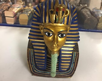 ウルトラの王のマスク 大人気「ウルトラマンゼット」のマスクが全国のウルトラマンショップに