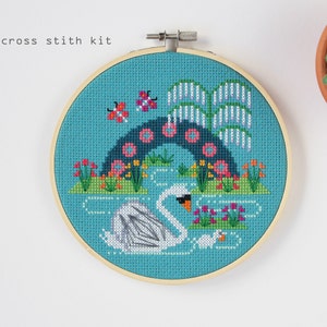 Springtime Swans - Modernes Kreuzstichpackung - Anfänger-Kreuzstichpackung