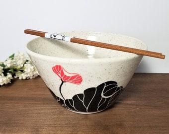 Handgemachte Keramiknudelschüssel im Lotusblumen-Design, mit Stäbchen