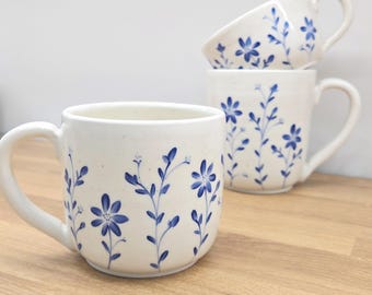 Blaue wilde Blumen-Entwurfs-Tasse
