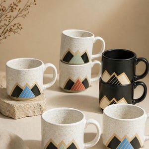 Taza de cerámica hecha a mano, diseño de montaña moderno, hecha a mano, pintada a mano y tallada.