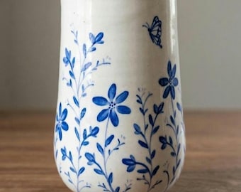 Handgemachte Keramikvase, Rad getöpfert, Blaue wilde Blume Design