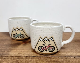 Handgemachte Keramiktasse: Mountainbike-Design, Rad geworfen
