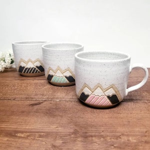 Taza de cerámica hecha a mano, diseño moderno de montaña nevada (2 tamaños), hecha a mano, pintada a mano y tallada.
