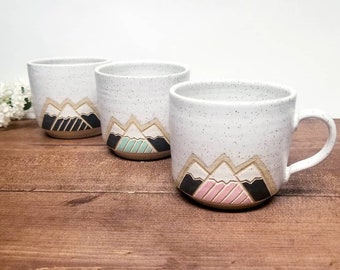 Handgemachte Keramiktasse, verschneite Berge, gesprenkelter Ton