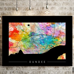 Op de afbeelding: Een aquarelkaart van Dundee, Schotland, met een zwarte achtergrond en de naam van de stad in wit gedrukt onderaan. De kaart is gevuld met kleurrijke aquarelwas in tinten roze, blauw, groen, geel en oranje.