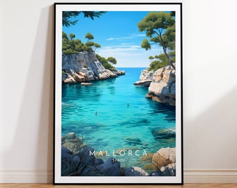 Puede incluir: Un póster enmarcado con una vista panorámica de una cala azul turquesa en Mallorca, España. El póster representa una estrecha entrada con acantilados rocosos a cada lado, árboles verdes exuberantes y agua azul clara. El texto "MALLORCA ESPAÑA" está impreso en la parte inferior del póster.