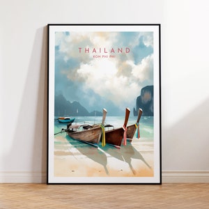 Może przedstawiać: Winietyczny plakat podróżniczy przedstawiający malowniczy widok Koh Phi Phi w Tajlandii. Plakat przedstawia błękitne niebo z białymi chmurami, plażę z dwoma tradycyjnymi łodziami długoogonowymi i pasmo górskie w tle. Tekst "THAILAND KOH PHI PHI" jest nadrukowany na plakacie kolorem różowym.