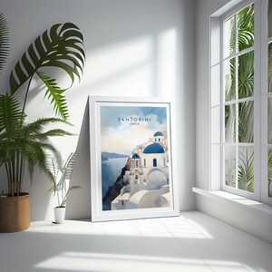 Puede incluir: Una impresi&oacute;n art&iacute;stica enmarcada que representa Santorini, Grecia, en estilo acuarela. La obra muestra edificios blancos con c&uacute;pulas azules en un acantilado con vistas al mar. La impresi&oacute;n est&aacute; en un marco blanco, apoyada contra una pared blanca, junto a una ventana y plantas en maceta.