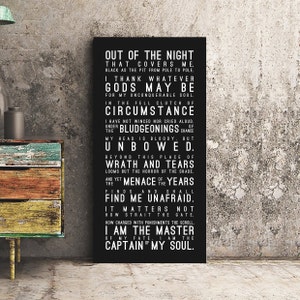 K&ouml;nnte beinhalten: Schwarz-wei&szlig;er Typografie-Druck mit einem Zitat &uuml;ber die &Uuml;berwindung von Widrigkeiten. Das Zitat lautet: "Out of the night that covers me, black as the pit from pole to pole. I thank whatever gods may be for my unconquerable soul. In the fell clutch of circumstance I have not winced nor cried aloud. Under bludgeonings of chance my head is bloody, but unbowed. Beyond this place of wrath and tears looms but the horror of the shade. And yet menace the years finds and shall find me unafraid. It matters not how strait the gate. How charged with punishments the scroll. I am the master of my fate. I am the captain of my soul."