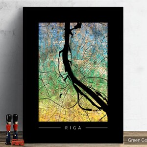 Peut inclure: Une carte en noir et blanc de Riga, Lettonie, avec un fond aquarelle vert, bleu et jaune. Le nom de la ville "RIGA" est imprimé en blanc sous la carte. Les mots "Green Gold" sont imprimés en blanc dans le coin inférieur droit.