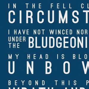 K&ouml;nnte beinhalten: Ein blauer Hintergrund mit wei&szlig;em Text, der "IN THE FELL CIRCUMST I HAVE NOT WINCED NOR UNDER BLUDGEONI MY HEAD IS BLO UNBOW BEYOND THIS P" lautet.