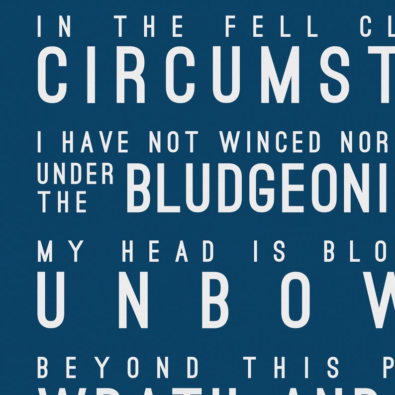 K&ouml;nnte beinhalten: Ein blauer Hintergrund mit wei&szlig;em Text, der "IN THE FELL CIRCUMST I HAVE NOT WINCED NOR UNDER BLUDGEONI MY HEAD IS BLO UNBOW BEYOND THIS P" lautet.