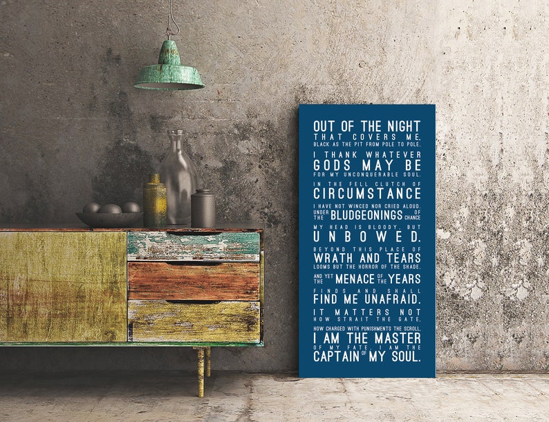 K&ouml;nnte beinhalten: Ein blaues Poster mit einem Gedicht, das in wei&szlig;er Schrift gedruckt ist. Das Gedicht tr&auml;gt den Titel "Out of the Night" und enth&auml;lt die Zeilen "I thank whatever gods may be" und "I am the master of my fate. I am the captain of my soul."