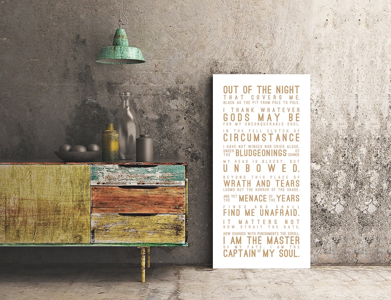 K&ouml;nnte beinhalten: Ein wei&szlig;er Poster mit goldener Text&uuml;berlagerung. Der Text lautet "Out of the night that covers me, black as the pit from pole to pole. I thank whatever gods may be for my unconquerable soul. In the fell clutch of circumstance I have not winced nor cried aloud. Under the bludgeonings of chance my head is bloody, but unbowed. Beyond this place of wrath and tears looms but the horror of the shade, and yet the menace of the years finds and shall find me unafraid. It matters not how strait the gate, how charged with punishments the scroll, I am the master of my fate, I am the captain of my soul."