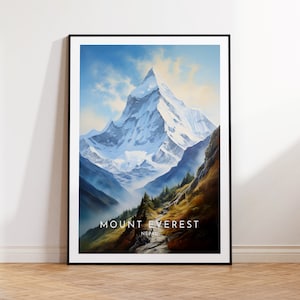 Puede incluir: Un póster enmarcado con una pintura del Monte Everest, un pico de montaña cubierto de nieve, con un cielo azul y nubes en el fondo. El texto "MOUNT EVEREST NEPAL" está en la parte inferior del póster.