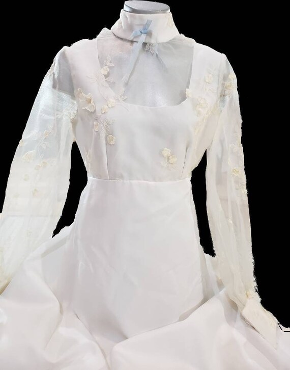 Vintage Winter Wedding Dress - image 9